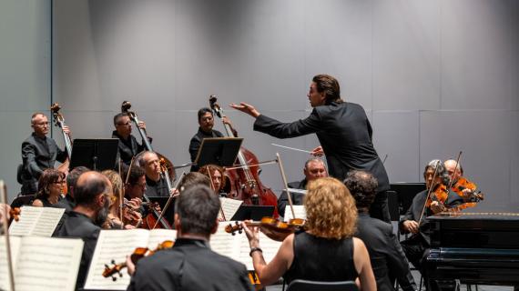 Orquesta de Extremadura y alumnos de la Cátedra de Dirección. Eva Arderíus, violonchelo
